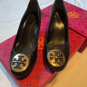 Tory Burch Sally Wedge Mestico in Black and Gold Size 10.5